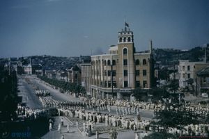 대한민국 정부 수립을 기념하는 국군의 시가 퍼레이드가 세종대로를 지나고 있다.(1948년 8월 15일)