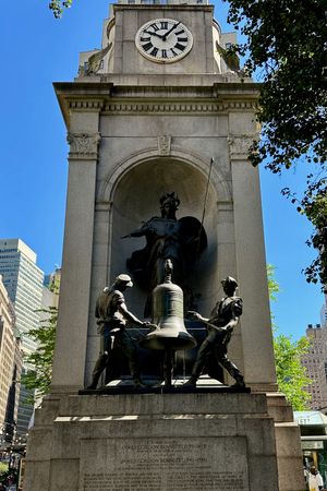 안토닌 칼레스의 작품 미네르바와 종치는 사람들을 특징으로 하는 제임스 고든 베넷 기념비(헤럴드 스퀘어 소재)