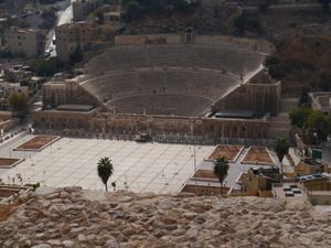 서기 100년경에 건설된 암만 로마극장(Roman theater (Amman))과 현대의 하심 왕조 광장(Hashemite Plaza)