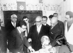 교실을 방문하는 부르기바 대통령.