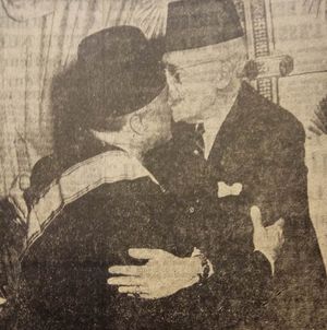 하비브 부르기바가 라민 베이(카르타고, 1956년)로부터 훈장을 받는 모습.