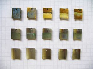 스테인리스강(아래 줄)은 알루미늄 청동(위 줄)이나 구리 니켈 합금(중간 줄)보다 바닷물 부식에 더 잘 견딘다.