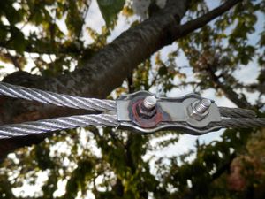 왼쪽의 너트는 오른쪽 너트와 달리 스테인리스강이 아니며 녹이 슬어 있다.