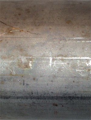 몇 개의 수평 스크래치가 있는 파이프의 무광 표면