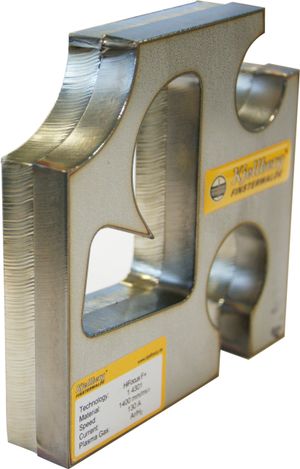 10mm 두께 스테인리스강 판의 플라즈마 절단 예시. 뒷쪽이 수중 플라즈마 절단, 앞쪽이 건식 플라즈마 절단.