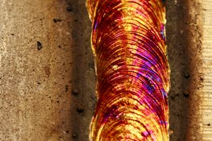 직류 피복 아크 용접에 의한 스테인리스강 용접 비드의 모습.