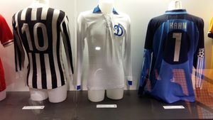 산시로 경기장 박물관에 전시된 야신의 디나모 모스크바 유니폼(가운데), 플라티니(왼쪽)와 칸(오른쪽)의 유니폼