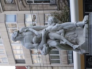 루이 사맹의 1869년 디자인을 따른 조각상이 1895년 브뤼셀의 루이즈 거리에 설치되었다. 도망친 흑인 노예와 아이가 개들에게 공격받는 장면은 『톰 아저씨의 오두막』에서 영감을 받았다.