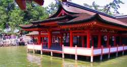 이쓰쿠시마 신사. 닌난 3년(1168년) 기요모리의 원조에 의해 지금과 같은 해상신전이 만들어졌다.