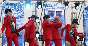 광화문에서 무대중인 B1A4