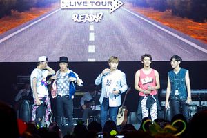 2014년 로드 트립 투어에서 로즈몬트 극장(Rosemont Theater)에서 공연하는 B1A4