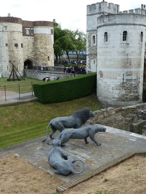 런던탑에 설치된 동물 조형물