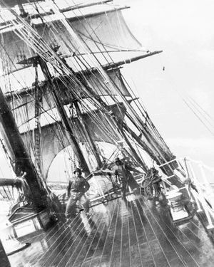 바람의 힘으로 돛이 팽팽해져 흔들리고 기울어진 바다 위의 범선