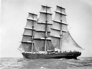 캡틴 우드젯이 배의 보트 두 척을 묶어 균형을 잡은 카메라로 바다에서 촬영한 커티 사크