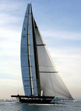 아메리카스컵에 출전하는 현대 레이싱 요트(2010년)