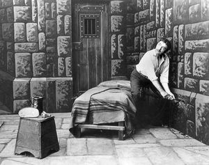 「몬테크리스토 백작」(1913)에서 이프 성에서 탈출하기 전 돌을 푸는 에드몽 댕테스(제임스 오닐)