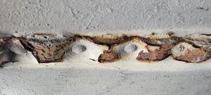 1904년산 냉각탑의 리벳 사이에서 부식으로 인해 재료가 팽창됨