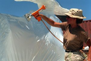 미국 군대는 헬리콥터와 같은 장비를 수축 포장(shrink-wrap)하여 부식으로부터 보호하고, 이를 통해 수백만 달러를 절약하고 있다