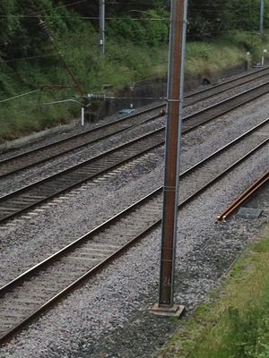 전철화된 철도 노선의 부식된 강철 구조물