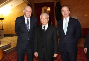 2013년 케이블과 휴고 스와이어, 그리고 베트남 공산당 서기장 응우옌 푸 쫑(Nguyễn Phú Trọng)