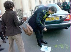 카스타드를 던져 맞는 맨델슨