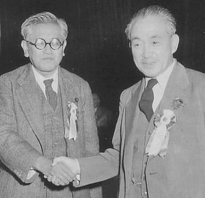 스즈키 모사부로(왼쪽)와 함께 찍은 사진(1950년경)