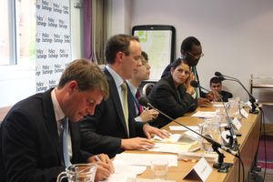 왼쪽부터: 크리스 스키드모어, 래브, 제임스 포시스, 프리티 파텔 그리고 콰시 크워텅 (2012년  브리타니아 언체인드 관련 패널 토론)