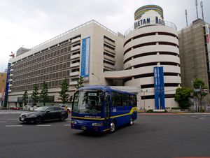 이세탄 신주쿠점과 파크시티 1의 주차장을 잇는 '이세탄 셔틀 코치'(1대째 차량)