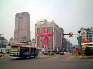 타이완・가오슝 이세탄(2008년 3월 폐점. 현재는 “달리 백화점”으로 영업 중)