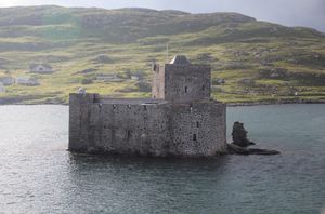 맥닐 씨족(Clan MacNeil)의 거점이었던 바라섬(Barra) 캐슬베이(Castlebay)의 키심울 성(Kisimul Castle)