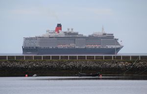 루이스섬 스토노웨이에 기항한 크루즈 여객선 「퀸 엘리자베스」(2016년)