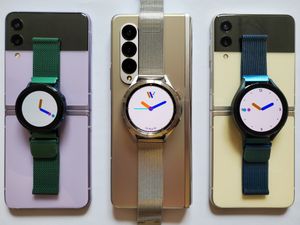 삼성 갤럭시 Z 폴더블 스마트폰은 "무선 전력 공유" 기술을 갖추고 있다.