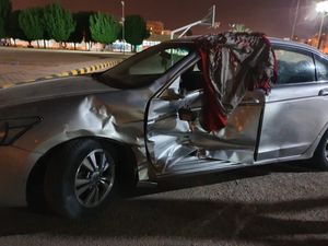 다른 차량과 충돌한 혼다 어코드