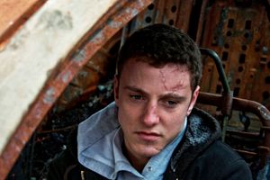 눈에 띄는 얼굴 흉터가 있는 남성