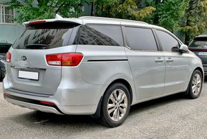 기아 올 뉴 카니발(9인승) 후측면