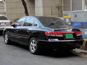 현대 그랜저 (전기형) 후측면