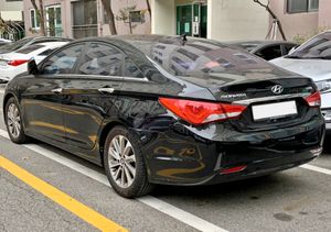 현대 YF 쏘나타 더 브릴리언트 후측면