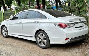 현대 쏘나타 하이브리드 (전기형) 후측면