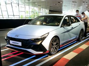 현대 아반떼 N 정측면