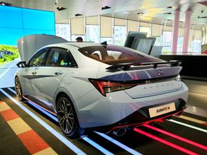 현대 아반떼 N 후측면