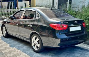 현대 아반떼 (전기형) 후측면