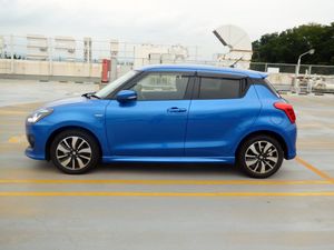 도어 노브를 디자인에 동화시킨 예 (스즈키 스위프트)