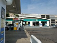 2020년 오하이오주 콜럼버스(Columbus, Ohio)에 있는 쉘(Shell) 주유소. 과거 주유소였던 건물은 편의점(convenience store)으로 개조되었다.