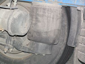 판스프링이 장착된 세미트레일러