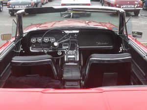 포드 썬더버드 조향 칼럼이 오른쪽으로 "회전"됨