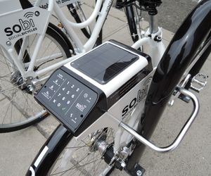 사용량을 추적하고 계산하기 위한 태양열 전자 장치가 장착된 공유 자전거