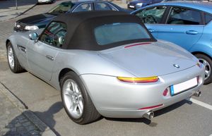 접힌 천 소재 지붕이 있는 BMW Z8