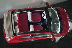 후면으로 접힌 직물 지붕을 가진 피아트 500 카브리오