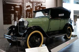 포드 모델 A(1928년) 횡배치 리프 스프링 방식의 서스펜션은 T형과 같았지만, 크게 현대화되었고 링컨 스타일을 갖추었다.