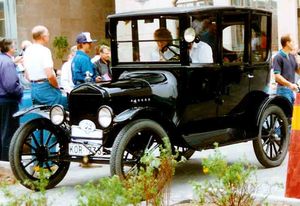 1921년식 모델 T 센터도어 세단. 중앙 도어를 통해 전후좌석을 공용하여 비용을 절감한 클로즈드 바디. 라디에이터까지 이르는 전면 검정 도장은 후기형 모델 T의 전형적인 외관이라고 할 수 있다.